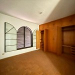 Residência com amplo terreno.
