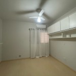 Apartamento com móveis planejados.
