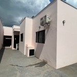 Casa muito bem conservada.