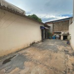 Casa com pequeno comércio.