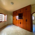 Residência com 04 suítes.