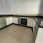 Residência com armários e energia solar.