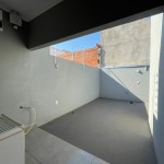 Residência com armários e energia solar.