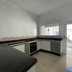 Residência com armários e energia solar.
