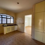 Residência com amplo terreno.