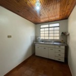 Casa com 02 dormitórios.