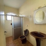 Residência com amplo terreno.