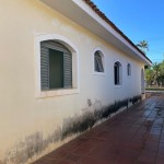 Residência com amplo terreno.