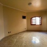 Residência com 04 suítes.