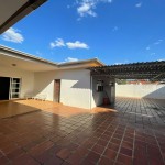 Ampla residência no centro da cidade.