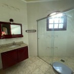 Residência com 04 suítes.