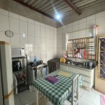Casa com pequeno comércio.