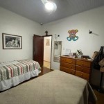 Ampla residência, localizada no Centro!