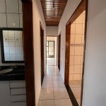 Casa com 03 dormitórios.