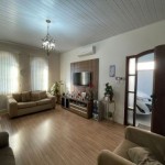 Ampla residência, localizada no Centro!