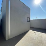 Residência com armários e energia solar.