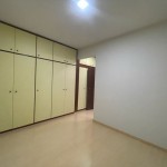 Apartamento com móveis planejados.