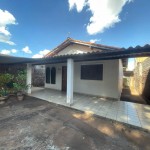 Casa com 02 dormitórios.