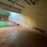 Residência com amplo terreno.
