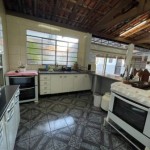 Ampla residência, localizada no Centro!