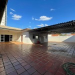 Ampla residência no centro da cidade.