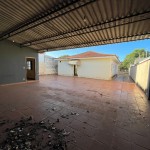 Residência com amplo terreno.