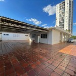Ampla residência no centro da cidade.