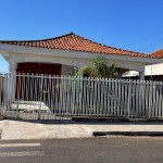 Residência de esquina no centro da cidade!