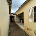 Casa com 03 dorm. e edícula.