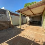 Casa de esquina, próxima a Av. Siqueira Campos.