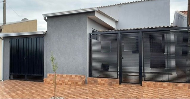 Residência com salão comercial.