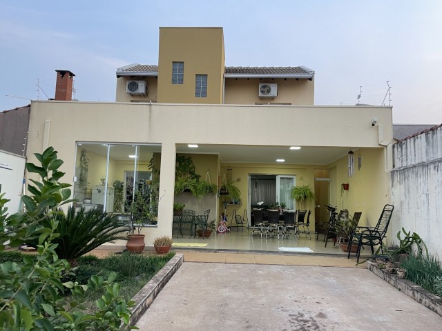 Lindo sobrado, centro.