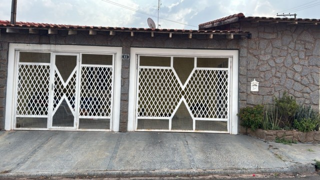 Residência situada em Quatá, SP.