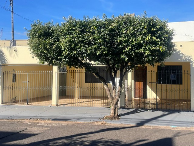 Residência localizada no Centro da Cidade.