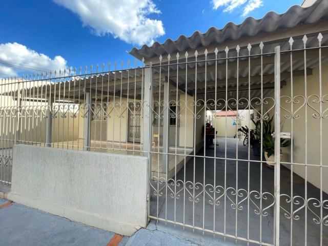 Casa próxima à Av. Galdino.