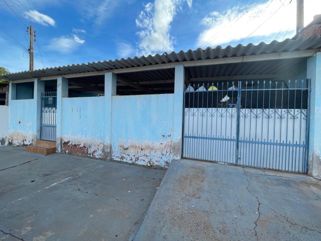 Casa com 02 dormitórios.