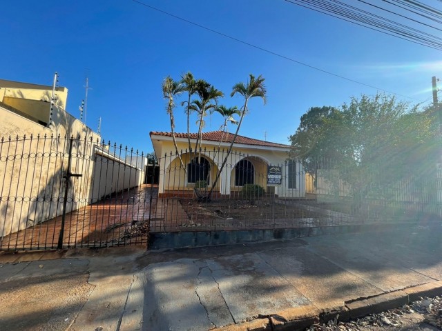 Residência com amplo terreno.