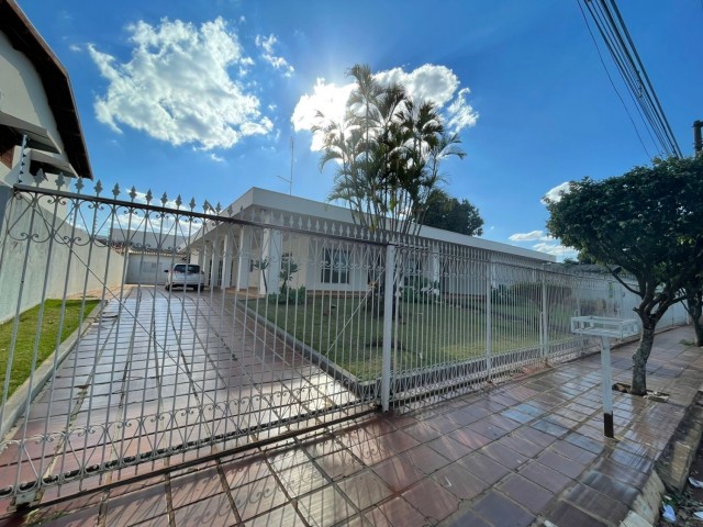 Ampla residência no centro da cidade.