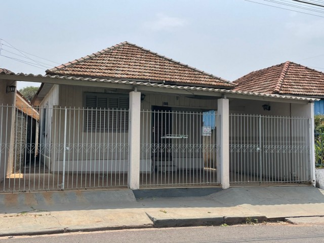 Casa de madeira com excelente localização!