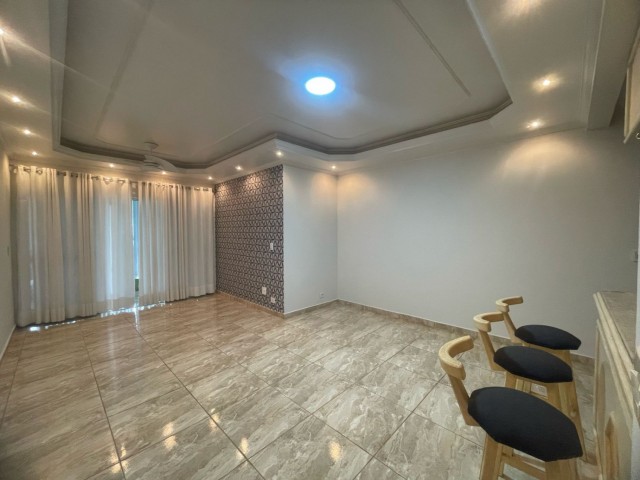 Apartamento com móveis planejados.
