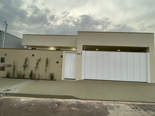 Casa novíssima com excelente padrão construtivo.