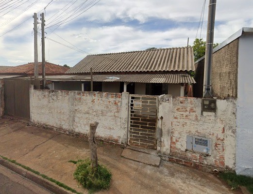 Casa mista com uma edícula nos fundos.