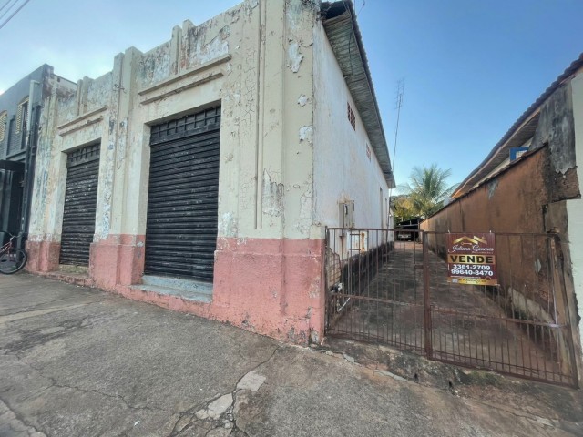 Amplo terreno com localização comercial.