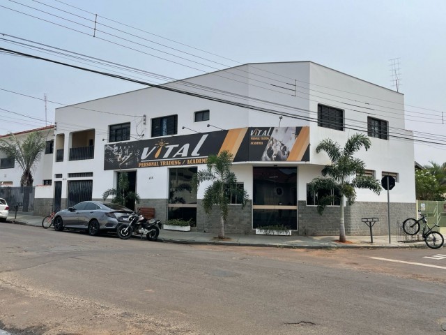 Sobrado comercial e residencial.