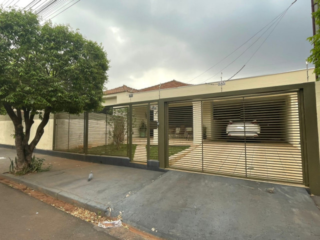 Residência ampla e bem conservada.