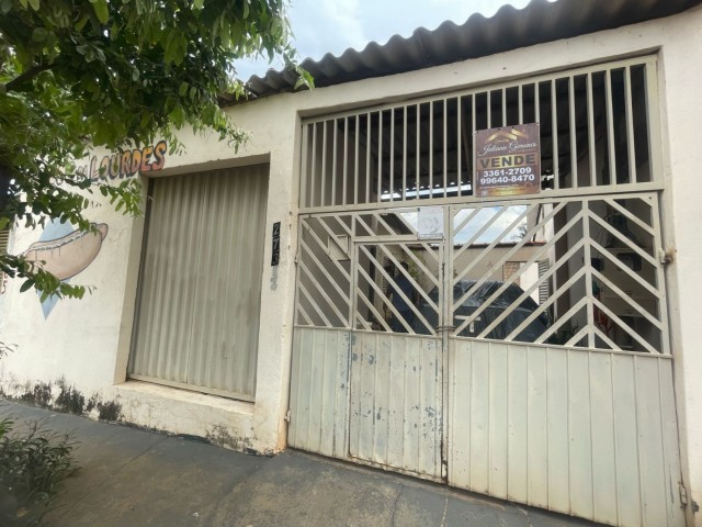 Casa com pequeno comércio.
