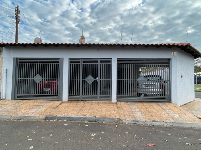 Ampla residência, muito bem conservada.