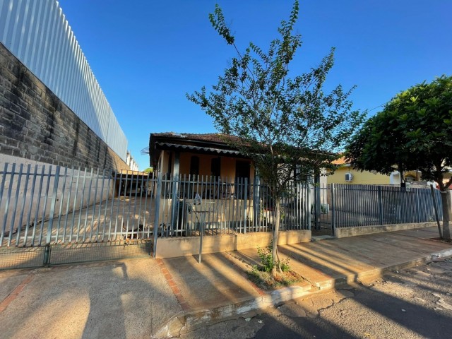 Casa com amplo terreno em Lutécia, SP.