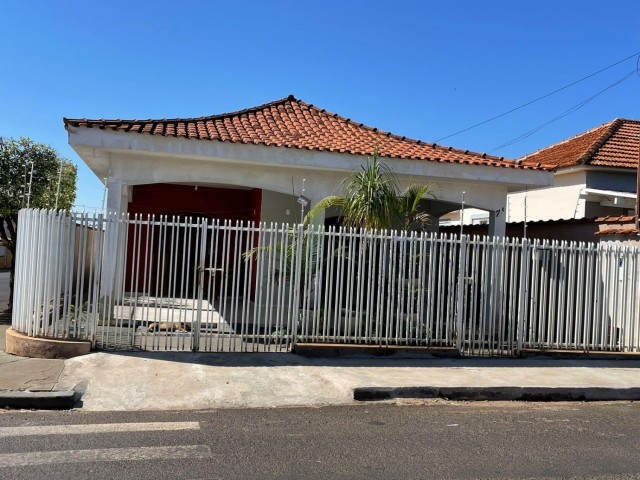 Residência de esquina no centro da cidade!